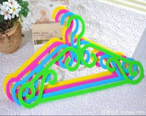 塑料衣架与实木衣架 日用杂品中的选择差异